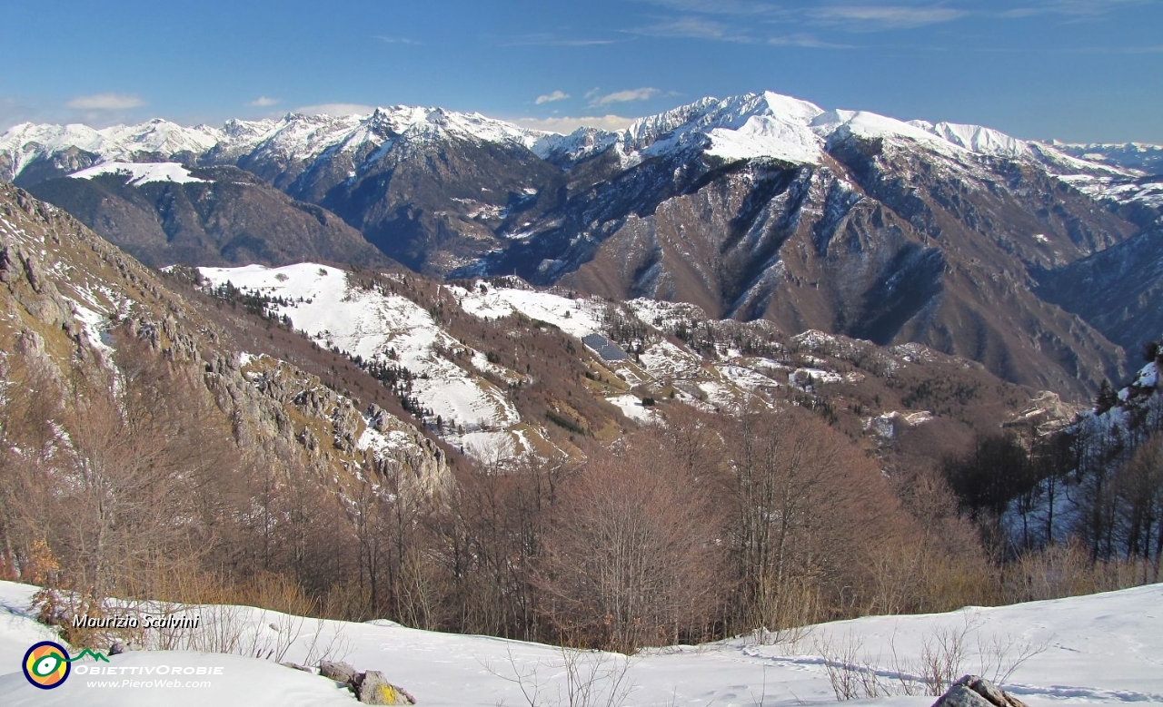 23 Passo del Grialeggio, panorama verso la Valle Brembana..JPG